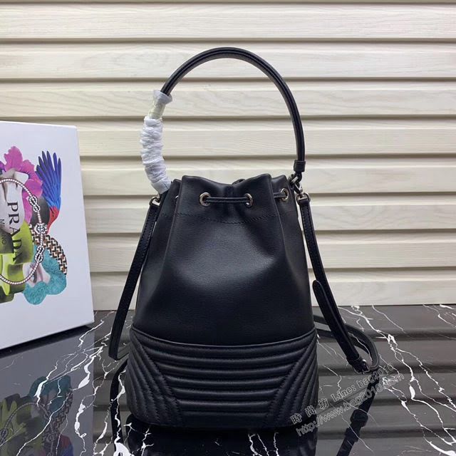 prada女包 普拉達2020最新款繡線水桶包 時尚百搭 prada手腕包 1BH038 Prada單肩手提包  pyd2399